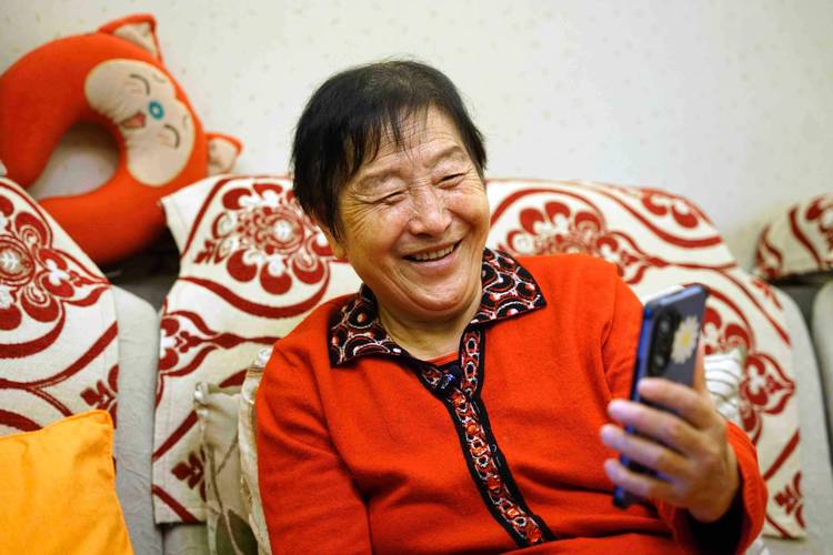“80岁老太太踢毽子”打一动物生肖